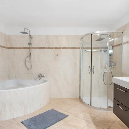 Black Dragon Haven Luxury With Pool, Sauna & Jacuzzi