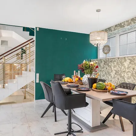 Black Dragon Haven Luxury With Pool, Sauna & Jacuzzi