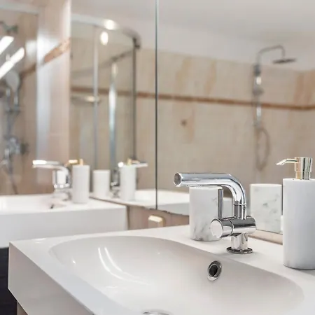 Black Dragon Haven Luxury With Pool, Sauna & Jacuzzi