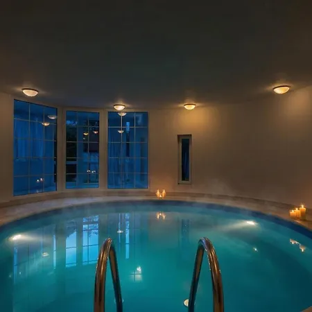 Black Dragon Haven Luxury With Pool, Sauna & Jacuzzi וילה