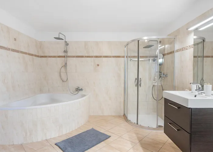 Black Dragon Haven Luxury With Pool, Sauna & Jacuzzi